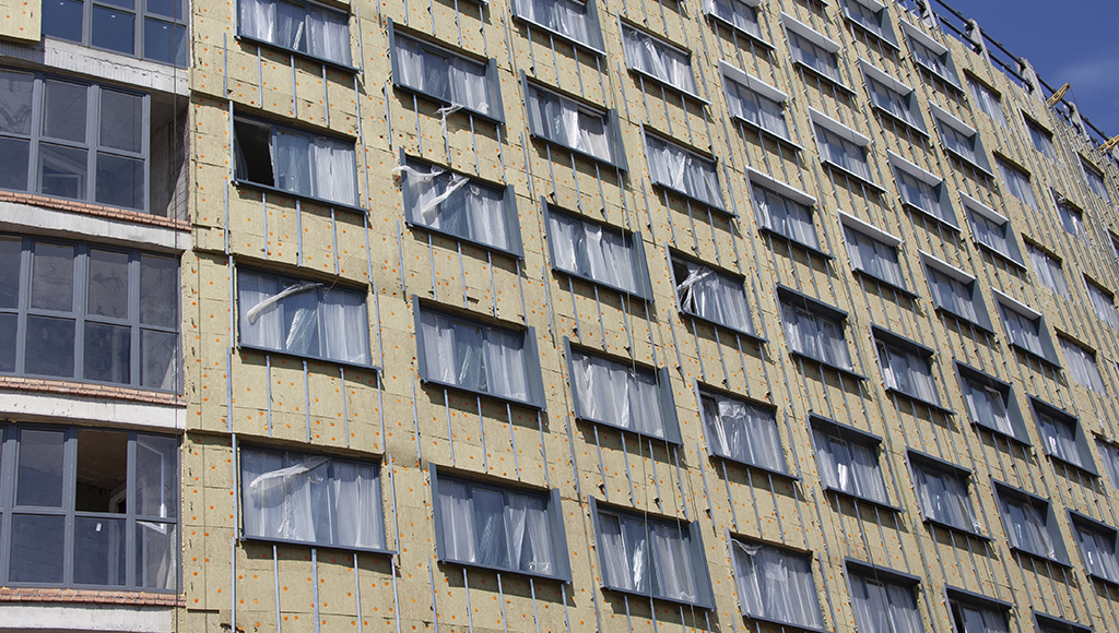 Крепеж ЕКТ на фасаде жилого дома по ул. Тихая