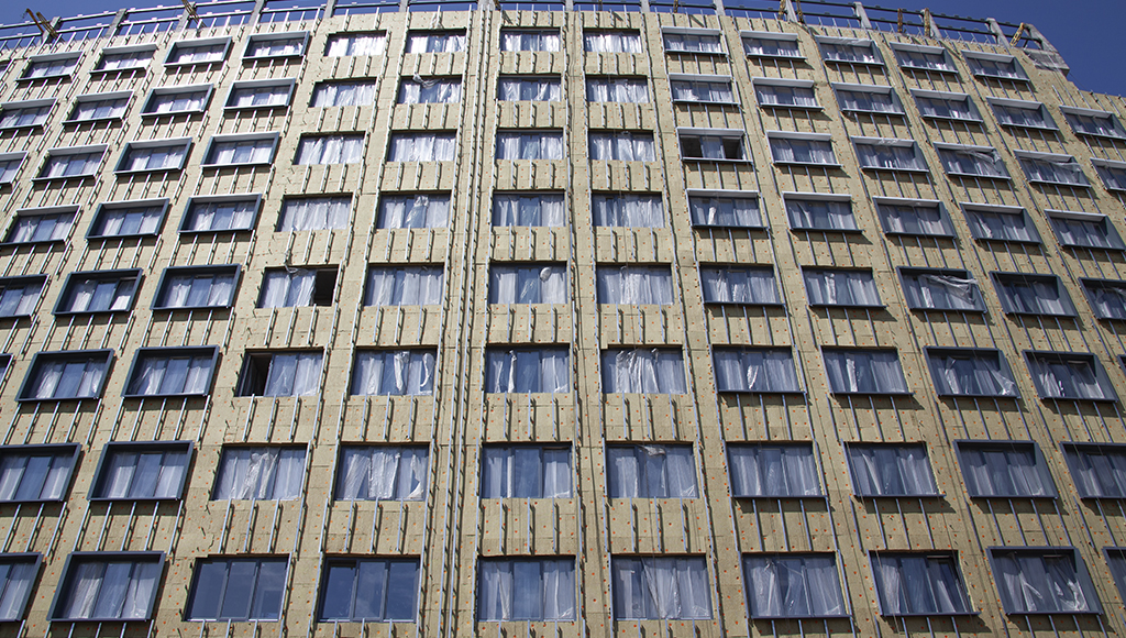 Крепеж ЕКТ на фасаде жилого дома по ул. Тихая