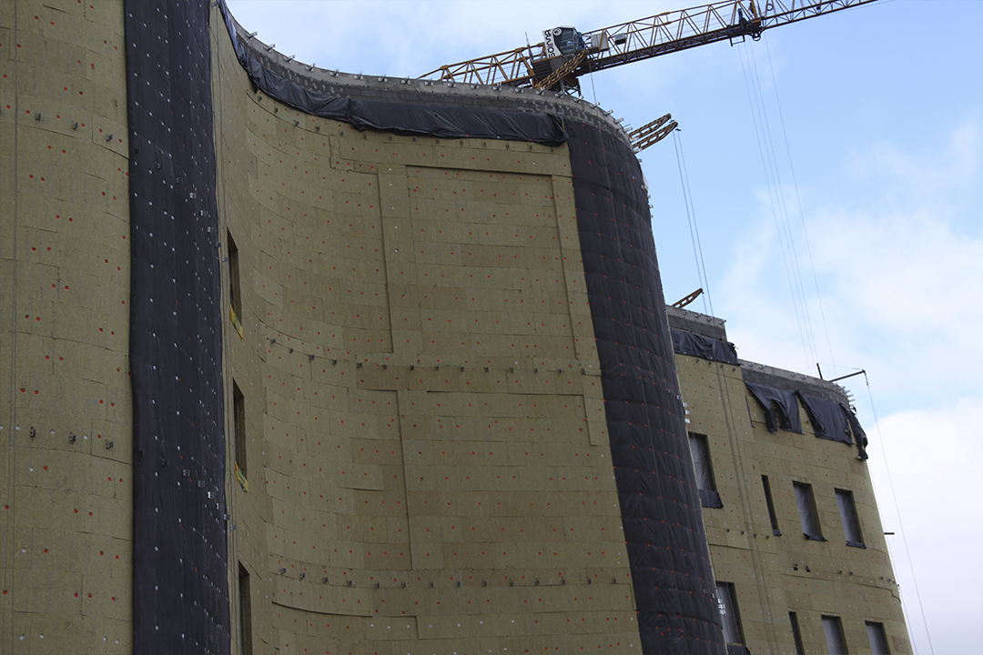 Тарельчатые дюбели ЕКТ фиксируют теплоизоляцию на фасаде нового здания исторического музея
